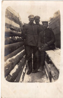 Carte  Photo D'un Officier Et Deux Sous-officiers Allemand Dans Leurs Tranché En 14-18 - Guerre, Militaire