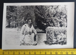 #21  Anonymous Persons - Woman Femme In Garden - Personnes Anonymes