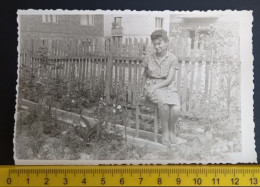 #21  Anonymous Persons - Woman Femme In Garden - Personnes Anonymes