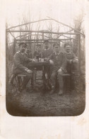 Carte Photo D'officiers Allemand Assis A Table Dans Leurs Camp A L'arrière Du Front En 14-18 - Guerre, Militaire