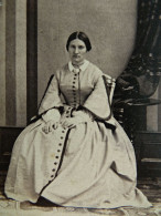 Photo CDV Anonyme Jeune Femme élégante Assise  Robe Avec Des Boutons Et Larges Manches  Sec. Emp. CA 1865 - L681A - Anciennes (Av. 1900)