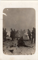Carte Photo D'officiers Et De Soldats Allemand Se Reposant Dans La Neige A L'arrière Du Front En 14-18 - Guerre, Militaire