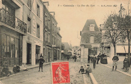 CPA Cancale-La Rue Du Port-2-Timbre-pli Haut Gauche    L2965 - Cancale