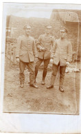 Carte Photo De Trois Officiers Allemand Dans Une Ferme A L'arrière Du Front En 14-18 - Guerra, Militari