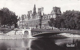 AK 214661 FRANCE - Paris - L'Hotel De Ville Et Le Pont D'Arcole - Bruggen