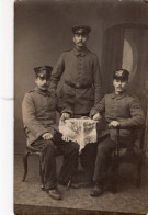 Carte Photo De Trois Officiers Allemand Posant Dans Un Studio Photo En 14-18 - War, Military