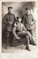 Carte Photo De Trois Sous-officier Allemand Dans Un Studio Photo A L'arrière Du Front En 14-18 - Guerra, Militari