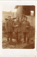 Carte Photo De Trois Sous-officiers Allemand Dans Un Village Bombardé  A L'arrière Du Front En 14-18 - Guerre, Militaire