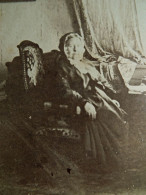 Photo CDV Anonyme, Amateur - Femme âgée Dans Son Intérieur, Coiffe, Second Empire Ca 1865 L681A - Anciennes (Av. 1900)