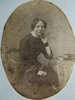 Photo CDV Maison Martinet Numa Fils, Paris - Femme, Prenant La Pose, Second Empire Ca 1865 L681A - Anciennes (Av. 1900)