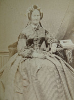 Photo CDV Victor Beckers, Besançon - Femme Assise, Coiffe, Album Photos Ouvert, Second Empire Ca 1865 L454 - Anciennes (Av. 1900)