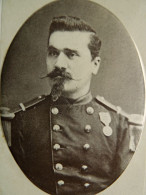 Photo CDV Anonyme - Militaire Officier Capitaine Regiment Infanterie Second Empire, Ca 1870 L454 - Anciennes (Av. 1900)