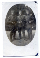 Carte Photo De Trois Sous-officiers Allemand Fumant Leurs Cigarettes A L'arrière Du Front En 14-18 - Guerra, Militari