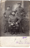 Carte Photo De Trois Sous-officiers Allemand Fumant Le Cigare Dans Un Studio Photo En 14-18 - Guerre, Militaire