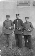 Carte Photo De Trois Sous-officiers Allemand Posant Dans Une Ferme A L'arrière Du Front En 14-18 - Guerra, Militari