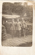 Carte Photo De Deux Officiers Et Un Sous-officier Allemand Dans Leurs Camp A L'arrière Du Front En 14-18 - Guerre, Militaire