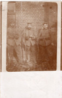 Carte Photo De Trois Sous-officiers Allemand Avec Leurs Fusil Dans Un Village En 14-18 - Guerra, Militari
