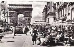 75. PARIS 8ème.CPA. AVENUE DES CHAMPS ÉLYSÉES . BRASSERIE. TERRASSE .ANIMATION. MODE. VOITURES. ANNÉE 1962+ TEXTE - Cafés, Hôtels, Restaurants