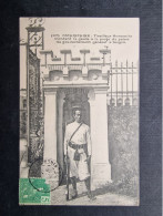 CP COCHINCHINE INDOCHINE VIETNAM (V2405) SAIGON (2 Vues) Tirailleur Annamite Montant La Garde à La Porte Du Palais 1908 - Vietnam