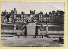 77. Palais De FONTAINEBLEAU – Façade Et Cour Des Adieux / CPSM (voir Scan Recto/verso) - Fontainebleau