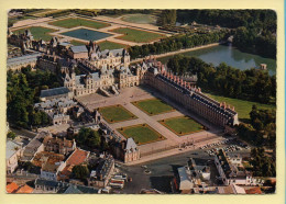 77. FONTAINEBLEAU – Le Palais / Façade Ouest / La Cour Des Adieux / Vue Aérienne / CPSM (voir Scan Recto/verso) - Fontainebleau