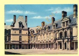 77. FONTAINEBLEAU - DONJON OU GROSSE TOUR DU XIIe ET PORTIQUE DE LA COUR OVALE DE SERLIO - Fontainebleau