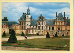 77. Château De FONTAINEBLEAU – Le Château Et La Cour Du Cheval Blanc Ou Des Adieux (voir Scan Recto/verso) - Fontainebleau