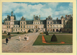 77. Château De FONTAINEBLEAU – Le Château Et La Cour Du Cheval Blanc Ou Des Adieux (animée) (voir Scan Recto/verso) - Fontainebleau