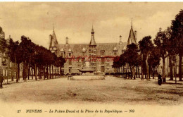 CPA NEVERS - LE PALAIS DUCAL ET LA PLACE DE LA REPUBLIQUE - Nevers