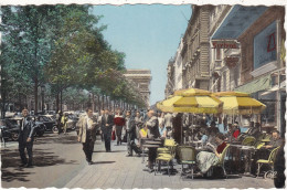 75. PARIS 8ème.CPA COULEUR. AVENUE DES CHAMPS ÉLYSÉES . BRASSERIE. TERRASSE .ANIMATION. MODE. + TEXTE ANNÉE 1965 - Cafés, Hôtels, Restaurants