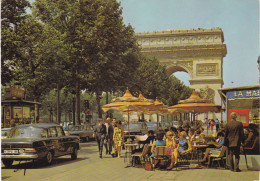 75. PARIS 8ème.CPSM. AVENUE DES CHAMPS ÉLYSÉES . BRASSERIE. TERRASSE .ANIMATION. MODE. VOITURE MERCEDES. - Cafés, Hôtels, Restaurants