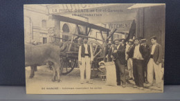 47103 . LA PRUNE D'ENTE EN LOT ET GARONNE . AU MARCHE . ACHETEURS EXAMINANT LES SORTES  . REPRODUCTION - Autres & Non Classés