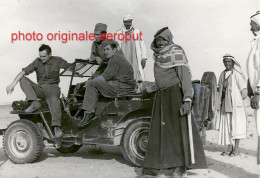 Soldats De L'unité Mobile De Reconnaissance Yougoslave UNEF I Dans Le Sinaï En Égypte Avec Des Bédouins / Photo N°2 - Afrique