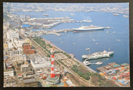 Japan,  Yokohama Port With The Liner "Queen Elizabeth II" Arrivingat It (Yokohama) - Yokohama