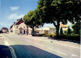 Borre (Nord)  La Place Et La Rue Nationale ( Alimentation Café...informations Sur Le Cafetier Au Dos - Altri & Non Classificati