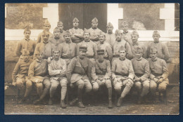 Carte-photo. Elèves Officiers Et Leurs 2 Instructeurs (32è R.A.) Durant Le Cour De Promotion Pour Aspirants.1923 - Régiments