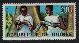 Guinea Attendants Handling Viper Snake 300f KEY VALUE 1967 MNH SG#601 - Guinea (1958-...)