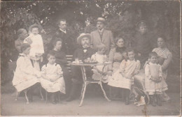 Photo Cabinet Portrait On Passepartout.  Large Family On Their Estate - Personnes Anonymes