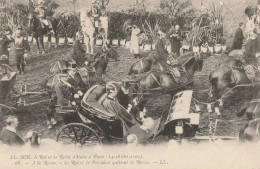 CARTE POSTALE ORIGINALE ANCIENNE  : LE ROI ET LA REINE D'ITALIE A PARIS LE ROI ET PRESIDENT QUITTENT REVUE OCTOBRE 1903 - Royal Families