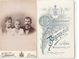 Photo Cabinet Portrait On Passepartout. Family. Kiev - Personnes Anonymes