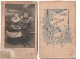 Photo Cabinet Portrait On Passepartout.  Two Children - Personnes Anonymes