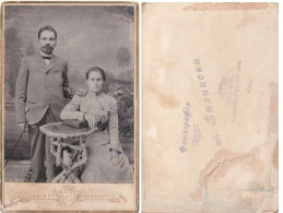 Photo Cabinet Portrait On Passepartout. Man And Woman - Personnes Anonymes