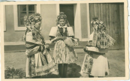 České Národni Kroje (Czech National Costumes); Moravské Kroje. Družičky Z Kunovic - Not Circulated. - Tchéquie