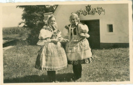 České Národni Kroje (Czech National Costumes); Moravské Kroje. Rohatec U Hodonína - Not Circulated. - Tchéquie