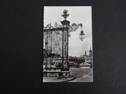 NANCY - MEURTHE ET MOSELLE - PLACE STANISLAS ET GRILLES DE JEAN LAMOUR - Nancy