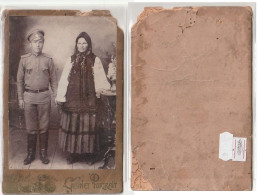 Photo Cabinet Portrait On Passepartout. Man And Woman In National Ukrainian Costume - Personnes Anonymes