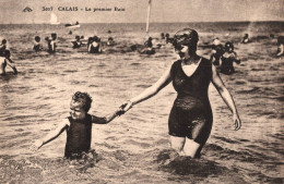 CPA N° 3027 CALAIS " Le Premier Bain". Editeur: Cie Alsaciennes Des Arts Photomécaniques. Strasbourg. - Calais