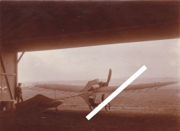 AÉROPLANE ALLEMAND - Photo Originale De L'Aéroplane GRADE-EINDECKER Dans Son Hangar, Précurseur Hans Grade 1909 - Aviation