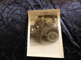 P-999 , Photo, Automobile, Une Jeep De L'armée Et Un Militaire, Circa 1960 - Automobile