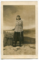 PHOTO CARTE Jeune Fille Femme En Bord De Mer (Costume Habits Vêtement Marin Marinière Parapluie ) - Moda